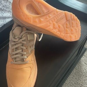 Saucony size 9.5 mens running shoe